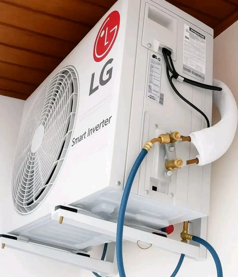 Unidad exterior LG con mangueras de carga conectadas durante un servicio a un inmueble en Mallorca